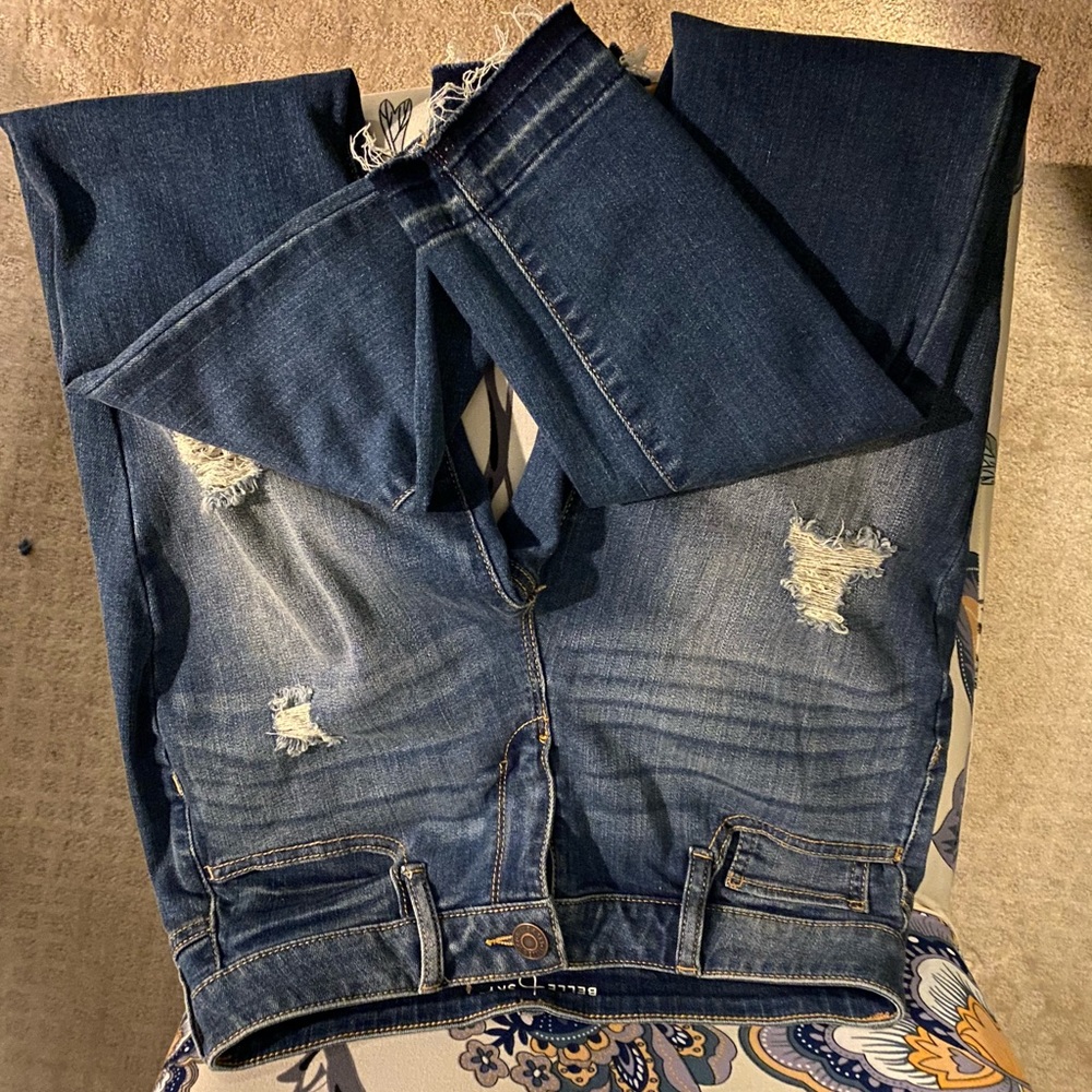 Skinny jeans with distressed hem.